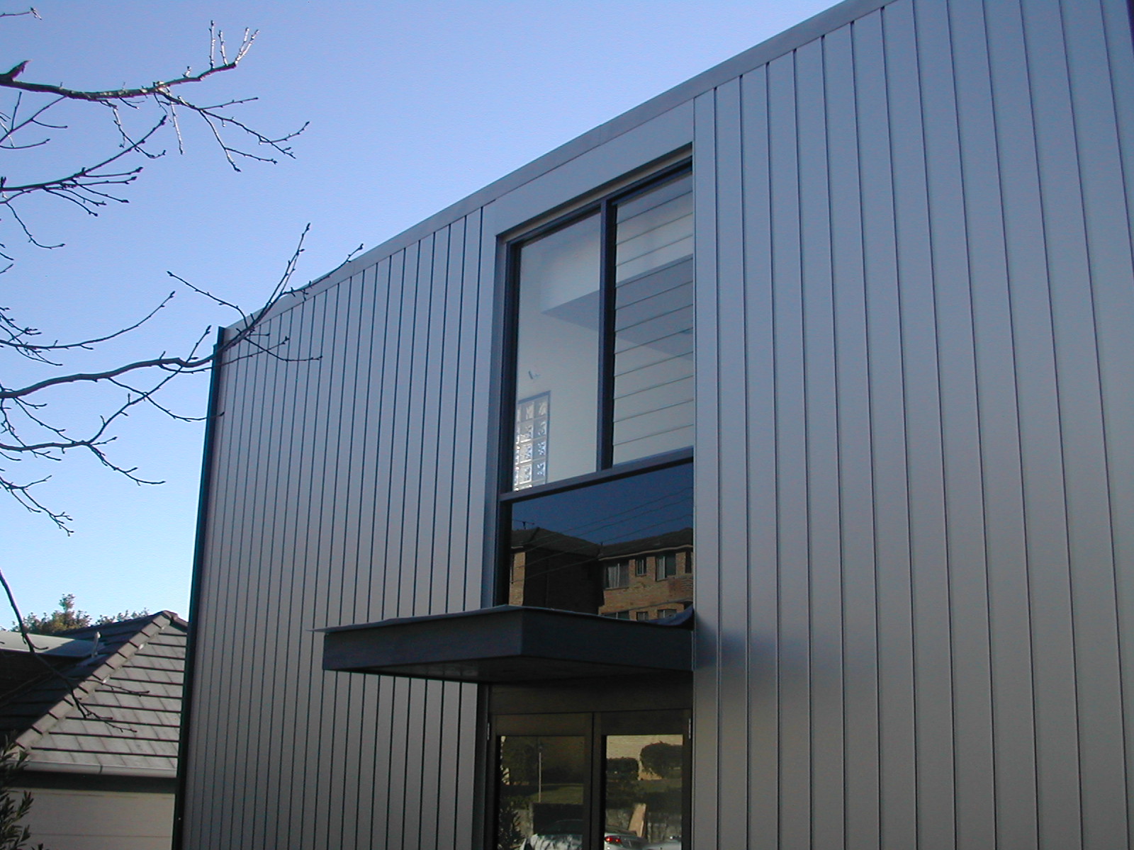 Inverted_Rib_Townhouses_Wollstonecraft__NSW_2006_mid_shot_entry_sth_east